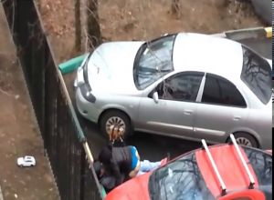 Пара на стоянке возле дома трахается а их незаметно снимают